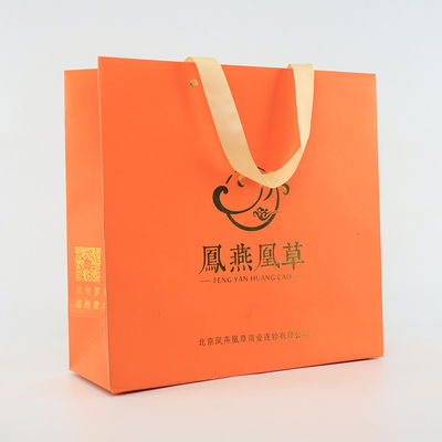 光沢のある決め付けられた買物をするギフト ロープのハンドルが付いている注文のロゴの紙袋